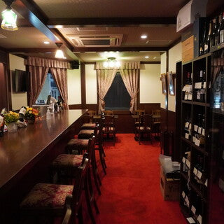 高級感がありながらも、誰もがリラックスして過ごせる居心地の良さがあふれる店内の写真